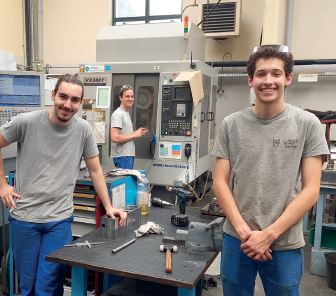 Des élèves de l'école de production à l'atelier 