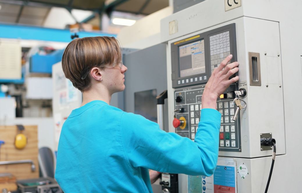 Elève sur machine à commande numérique